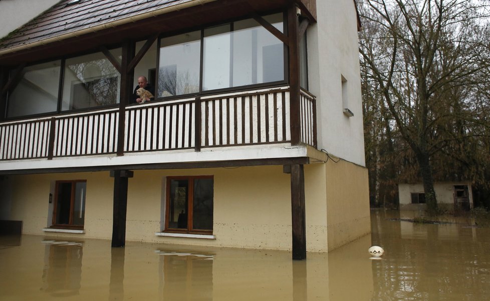 Francouze ohrožuje řeka Seina.