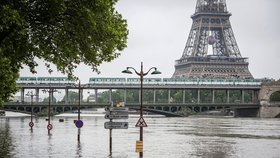 Záplavy sužují momentálně Paříž a další evropská města.
