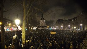 Masivní pieta za zastřelené kreslíře v Paříži.