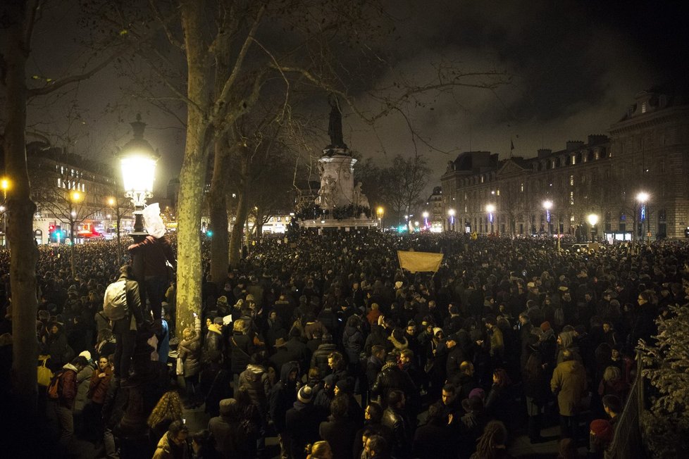 Masivní pieta za zastřelené kreslíře v Paříži.