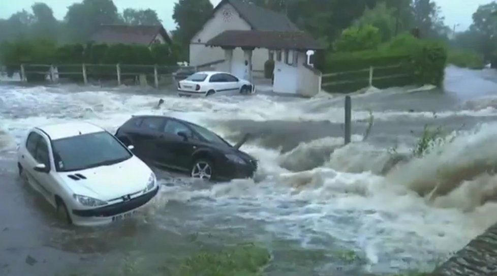 Záběr na povodně ve francouzském městě Piseux, kde zemřel jeden muž v havarovaném autě