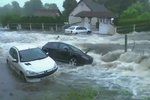 Záběr na povodně ve francouzském městě Piseux, kde zemřel jeden muž v havarovaném autě.