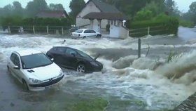 Záběr na povodně ve francouzském městě Piseux, kde zemřel jeden muž v havarovaném autě.