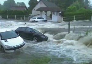 Záběr na povodně ve francouzském městě Piseux, kde zemřel jeden muž v havarovaném autě.