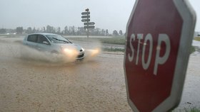 Silné bouřky doprovázené vydatným deštěm si na severozápadě Francie vyžádaly jednu oběť. V Normandii dnes nalezli havarovaný automobil s mrtvým mužem uvnitř.