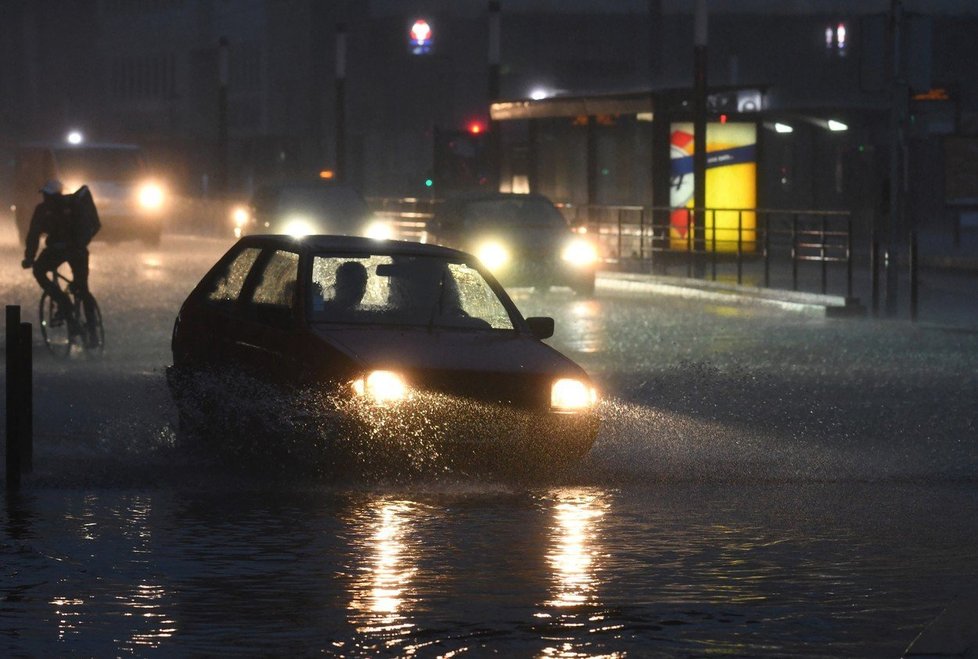 Silné bouřky doprovázené vydatným deštěm si na severozápadě Francie vyžádaly jednu oběť. V Normandii dnes nalezli havarovaný automobil s mrtvým mužem uvnitř.