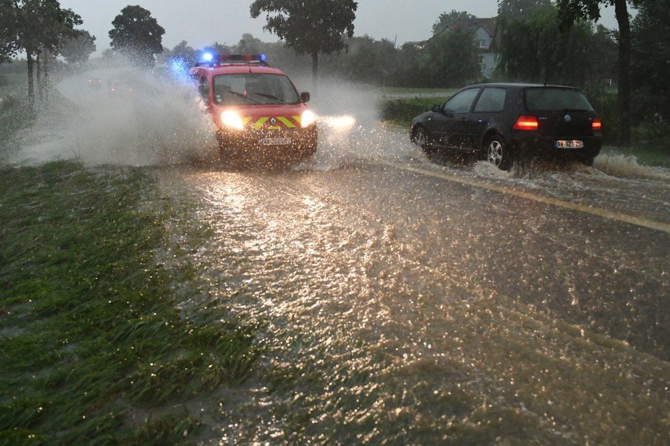 Silné bouřky doprovázené vydatným deštěm si na severozápadě Francie vyžádaly jednu oběť. V Normandii dnes nalezli havarovaný automobil s mrtvým mužem uvnitř.