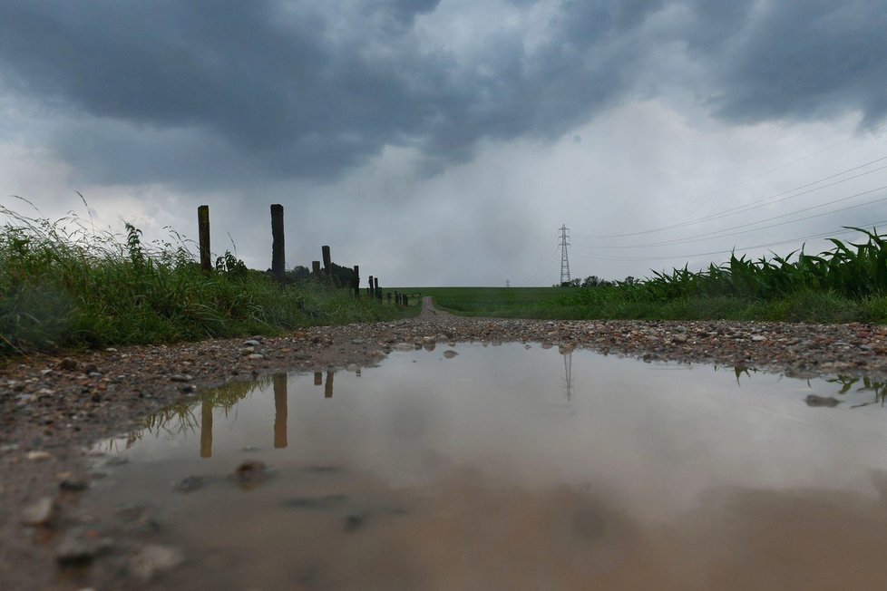 Nepříznivé počasí bude podle meteorologů Francii sužovat celý týden. Pro departement Eure jižně od Rouenu vydala služba Météo-France varování před obzvlášť vydatným deštěm.