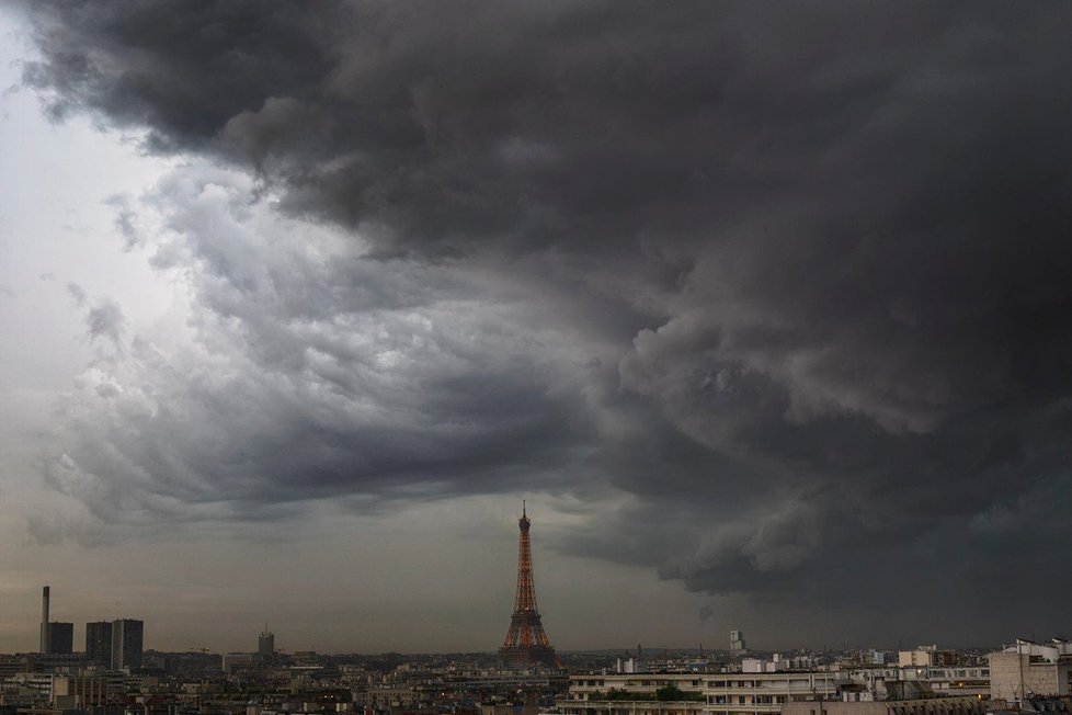 Nepříznivé počasí sužovalo Francii už na začátku června.  Pro departement Eure jižně od Rouenu vydala služba Météo-France varování před obzvlášť vydatným deštěm