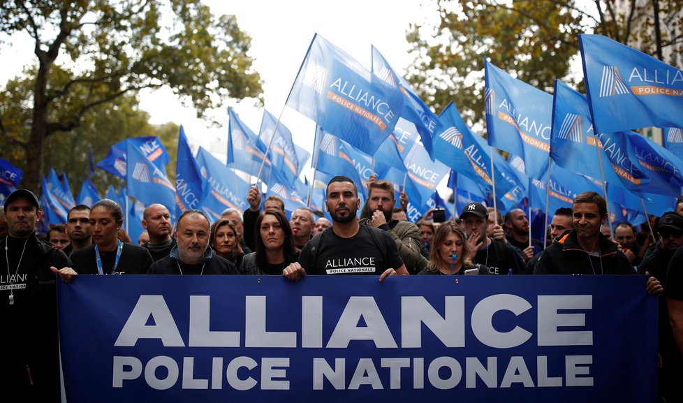 Francouzští policisté vyšli do ulic Paříže