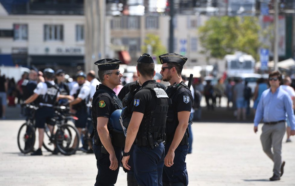 Francouzští policisté v ulicích během fotbalového Eura