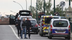 Sedmnáctiletý mladík ve Francii přepadl trafiku a držel rukojmí.