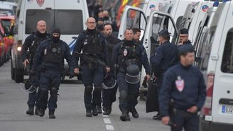 Dva útočníci ve Francii zabili jednu osobu, dalších devět zranili. Jeden se po zatčení přihlásil k ISIS