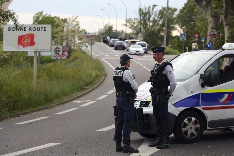 Sedmnáctiletý útočník dnes přepadl trafiku v Blagnacu na předměstí Toulouse na jihu Francie a držel čtyři ženy jako rukojmí. Všechny již byly propuštěny. Podle sdělení úřadů nešlo o teroristický útok, ale o ozbrojené přepadení. Informovala o tom agentura AFP.