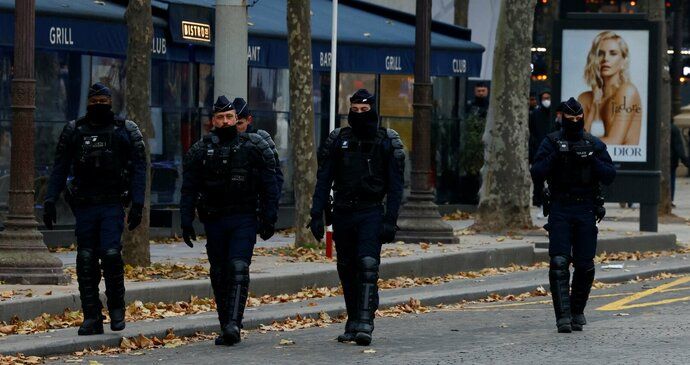 Drame à Paris : Deux hommes menacent d’exploser à la gare, ils ont des bonbonnes de gaz.  La police les arrête