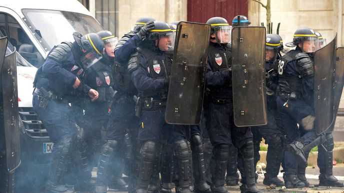 Francouzská policie během zásahů proti demonstrantům