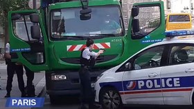 Popeláři ukradli vůz s odpadky a chtěli je vysypat před sídlo strany Emmanuela Macrona. Policie rozjela manévry.
