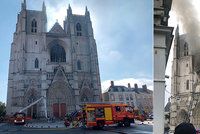 Oheň zpustošil katedrálu v Nantes. Gotický „šperk“ někdo zapálil, bojí se vyšetřovatelé