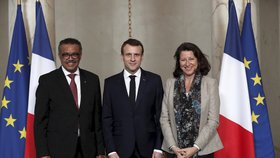 Francouzská ministryně zdravotnictví Agnès Buzynová. Na snímku s prezidentem Emmanuelem Macronem (uprostřed)