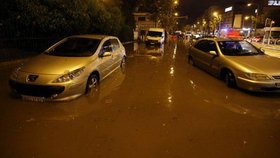 Jih Francie zasáhly silné bouře, které přinesly bleskové povodně.