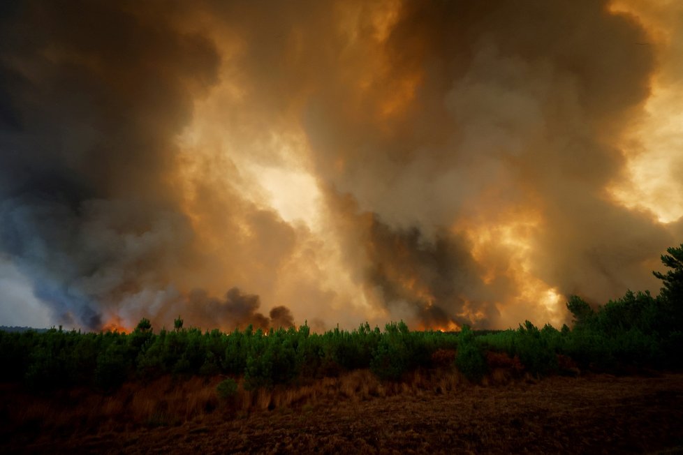 Požár ve francouzském Bordeaux (11.8.2022)