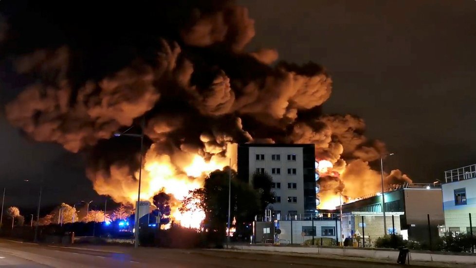 Rozsáhlý požár vypukl i loni v chemické továrně Lubrizol ve městě Rouen na severu Francie.  (26.9.2019)