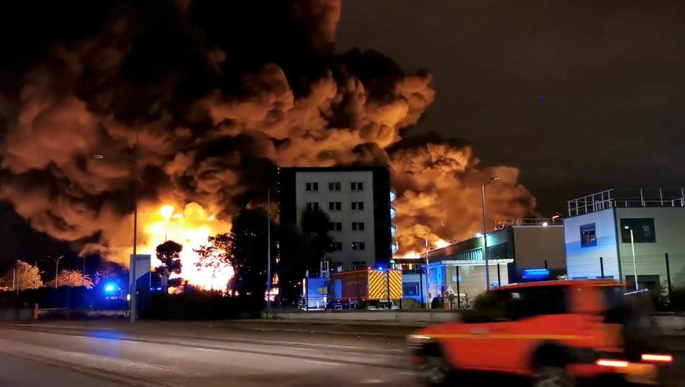 Rozsáhlý požár vypukl i loni v chemické továrně Lubrizol ve městě Rouen na severu Francie.  (26.9.2019)