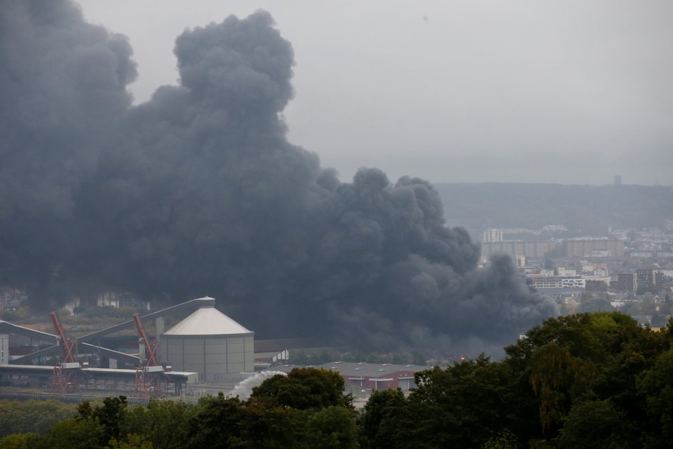 Rozsáhlý požár vypukl i loni v chemické továrně Lubrizol ve městě Rouen na severu Francie.  (26.9.2019)