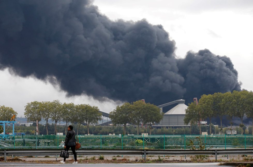 Rozsáhlý požár vypukl ve čtvrtek brzy ráno v chemické továrně Lubrizol ve městě Rouen na severu Francie.