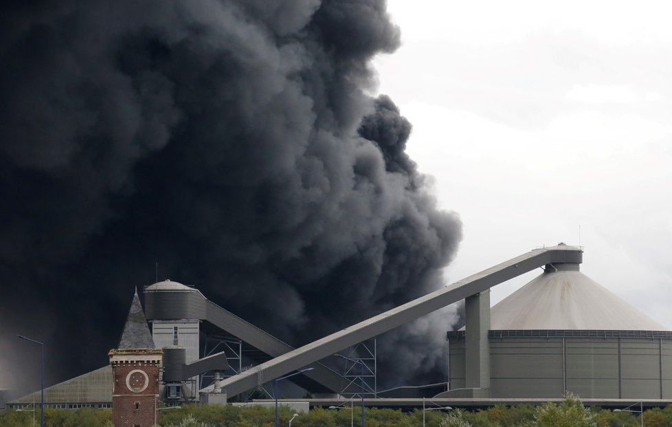 Rozsáhlý požár vypukl ve čtvrtek brzy ráno v chemické továrně Lubrizol ve městě Rouen na severu Francie.