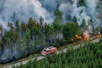 Evakuace kvůli požárům na jihu Francie: Domovy a hotely opustilo na 14 tisíc lidí