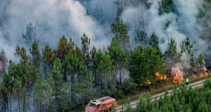 Evacuation en raison d’incendies dans le sud de la France : 14 000 personnes ont fui leurs maisons et hôtels