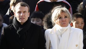 Macronovi zneužili první dámu. O 25 let starší Brigitte ukradli identitu