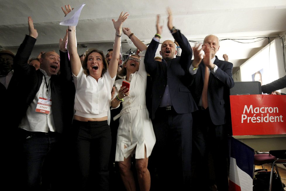 Francie rozhodla o novém prezidentovi: Radost podporovatelů Emmanuela Macrona