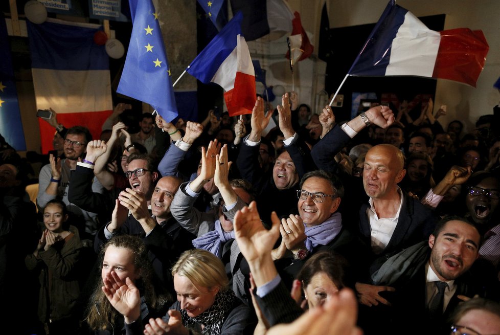 Francie rozhodla o novém prezidentovi: Radost podporovatelů Emmanuela Macrona