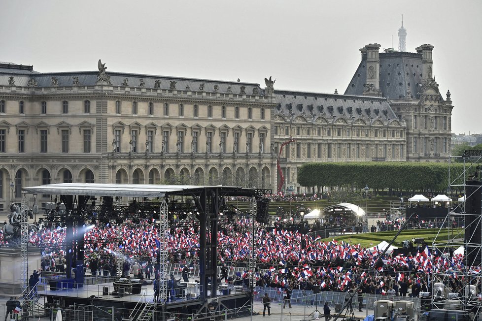 Podporovatelé Emmanuela Macrona u Louvru v Paříži