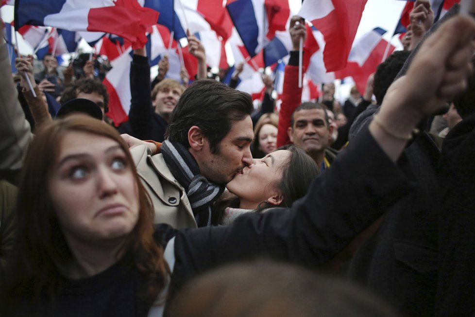 Oslavný polibek: Podporovatelé Macrona se radují z jeho vítězství v prezidentských volbách.