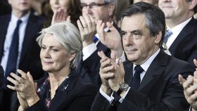 Expremiér Fillon, kandidát konzervativní pravice, a jeho žena Penelope Fillonová