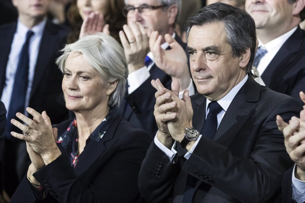 Expremiér Fillon, kandidát konzervativní pravice, a jeho žena Penelope Fillonová