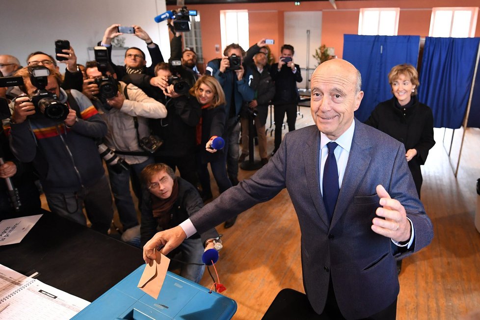 Francouzské primárky: Expremiér a starosta Bordeaux Alain Juppé u voleb s manželkou Isabelle
