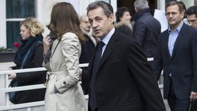 Exprezident Nicolas Sarkozy: K primárkám ho doprovodila manželka Carla Bruniová.