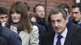 Exprezident Nicolas Sarkozy: K primárkám ho doprovodila manželka Carla Bruniová.