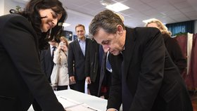 Exprezident Nicolas Sarkozy: K primárkám ho doprovodila manželka Carla Bruniová.