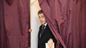 Sarkozy ostrouhal, proti Le Penové nenastoupí