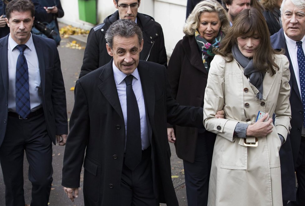 Exprezident Nicolas Sarkozy: K primárkám ho doprovodila manželka Carla Bruniová.