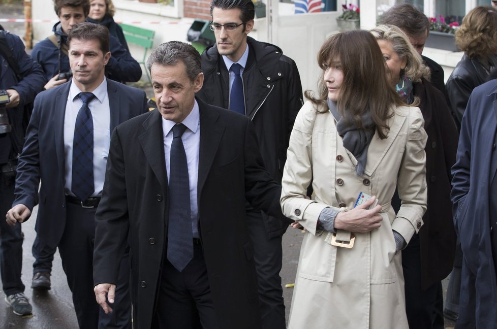 Exprezident Nicolas Sarkozy: K primárkám ho doprovodila manželka Carla Bruniová.