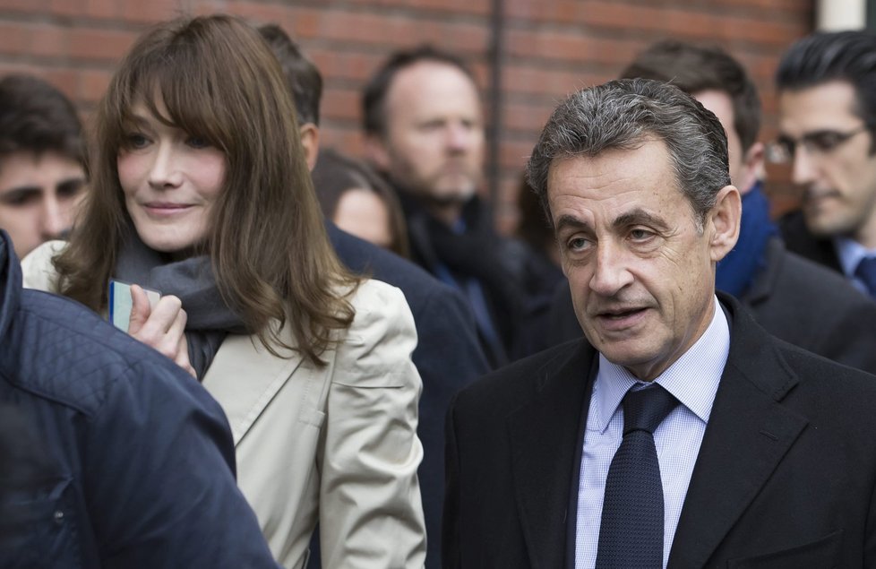 Exprezident Nicolas Sarkozy: K primárkám ho doprovodila manželka Carla Bruniová.