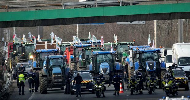 Paříž v „obležení“ stovek traktorů. Zemědělci spustili obří protest, policie je v pohotovosti