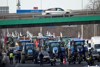 Paříž v „obležení“ stovek traktorů. Zemědělci spustili obří protest, policie je v pohotovosti