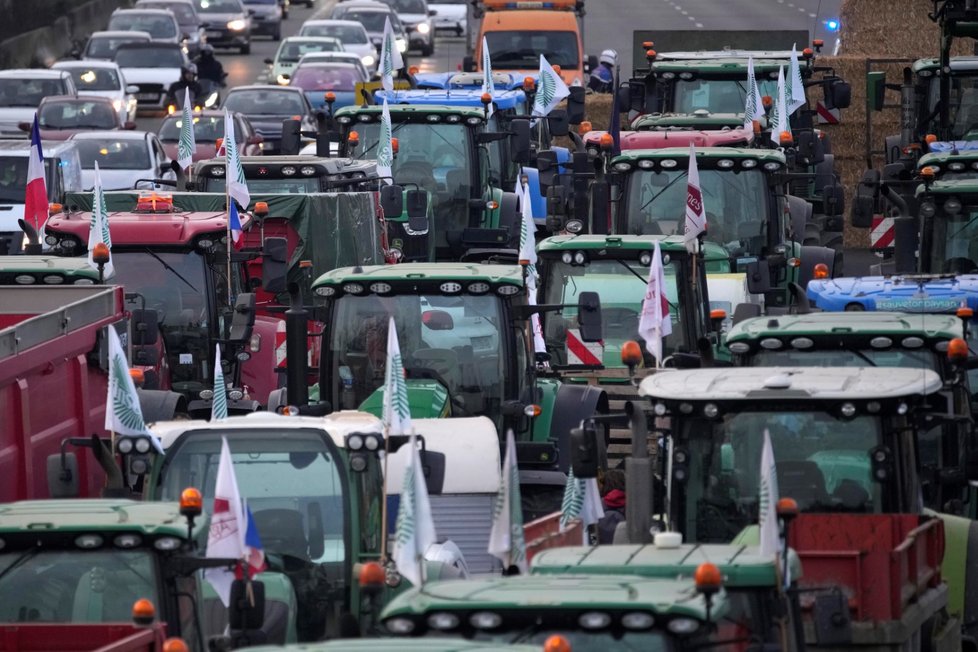 Zemědělci na příjezdových trasách do Paříže. (29.1.2024)